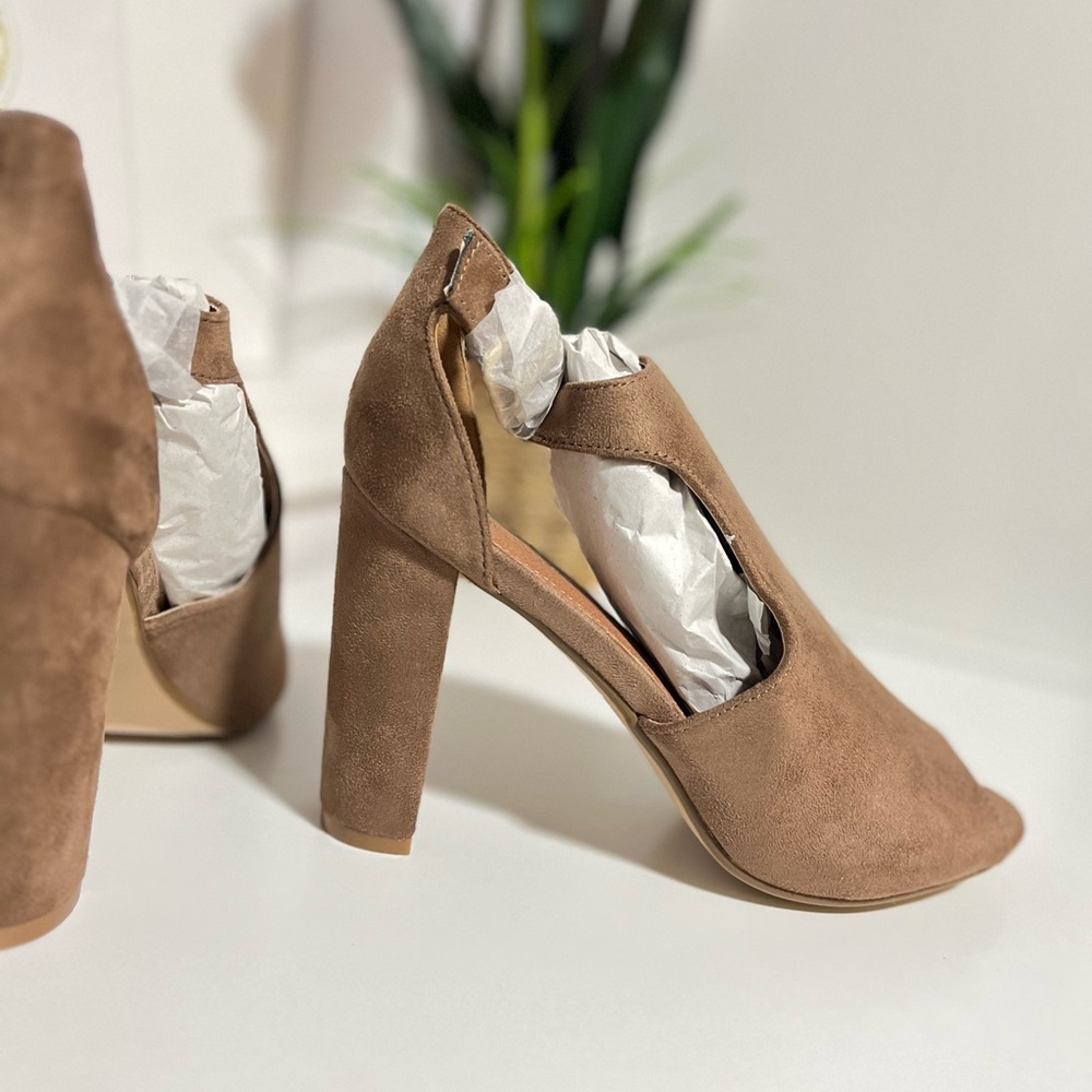 Bella Marie Tan Block high Heel Shoes ankle strap new faux suede w8.5  beige